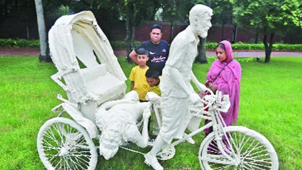 স্বৈরাচারের চিহ্ন দেখতে ভিড়