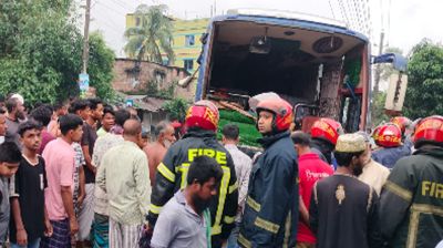 বগুড়ায় বাসচাপায় প্রাণ গেল ৭ শ্রমিকের