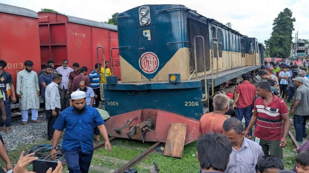 বুড়িমারীর বগি লাইনচ্যুত, রংপুর-লালমনিরহাট রুটে রেল চলাচল বন্ধ