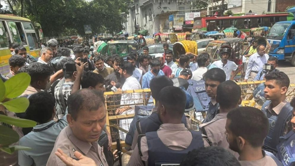 ঢাকা আলিয়া মাদ্রাসার প্রবেশের রাস্তায় পুলিশের ব্যারিকেড