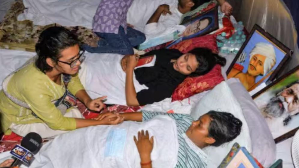 প্রশ্ন ফাঁসের প্রতিবাদে এবার ঝাড়খন্ডে বিক্ষোভ