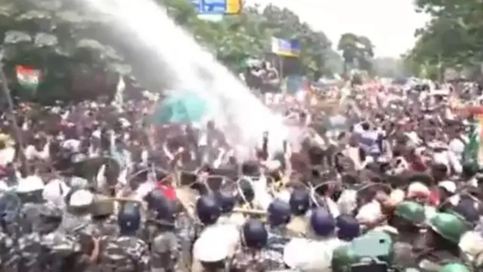 প্রশ্নফাঁসের অভিযোগে ফের উত্তাল ভারত, শিক্ষার্থীদের ওপর লাঠিচার্জ