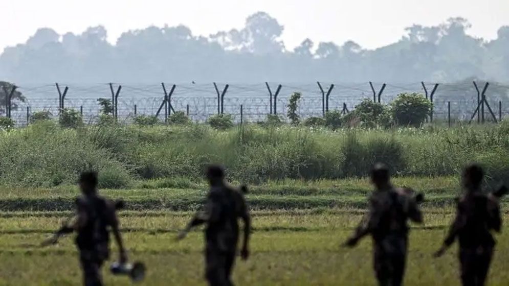 বিএসএফের হাতে বাংলাদেশি আটক হওয়ার পর এক ভারতীয়কে ধরে আনে স্থানীয়রা, যা জানা যাচ্ছে