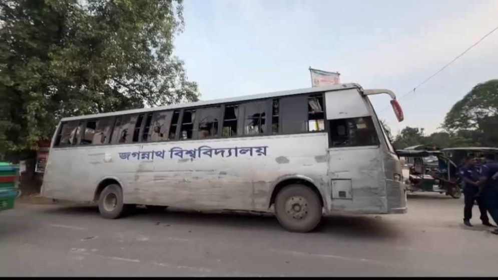 মানিকগঞ্জের সিংগাইরে জবির কালীগঙ্গা বাসে হামলা, আহত অন্তত ১০