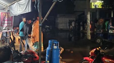 সাভারে একটি বাড়ি ঘিরে রেখেছে পুলিশ
