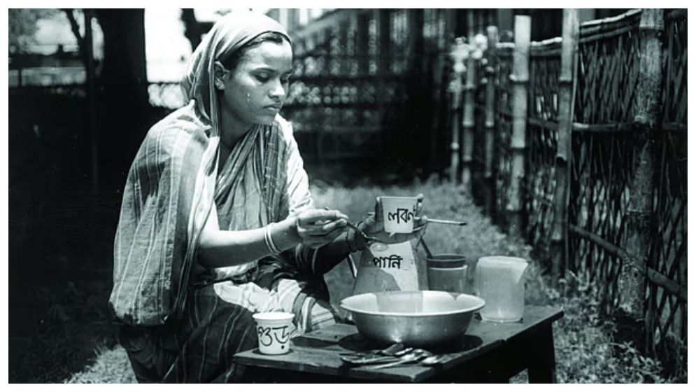 এক চিমটি লবণ, এক মুঠ গুড়ের ফর্মুলায় ওআরএস যেভাবে বাঁচাল পাঁচ কোটির বেশি প্রাণ