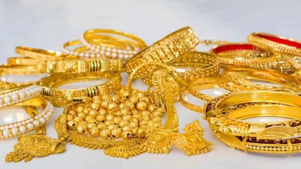 নতুন দামে বিক্রি হচ্ছে সোনা, ভরি কত
