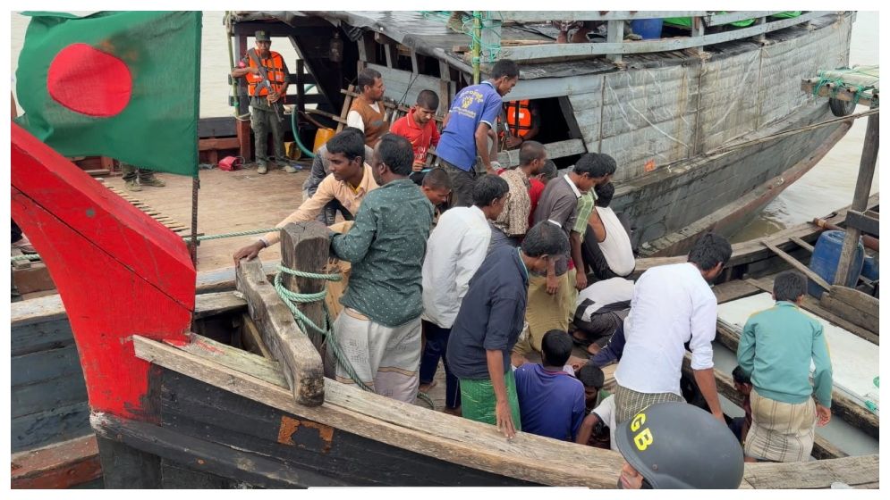 আরাকান আর্মির হাতে আটক ২৪ জেলেকে ফেরত আনল বিজিবি