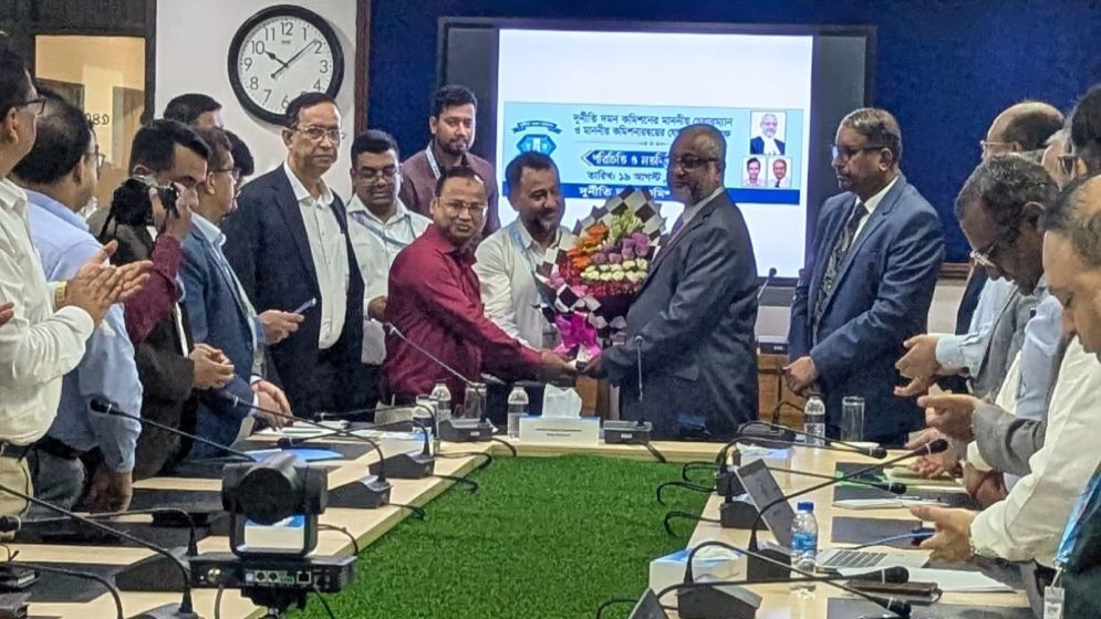 নতুন চেয়ারম্যান ও কমিশনারদের সঙ্গে ডুসার শুভেচ্ছা বিনিময়