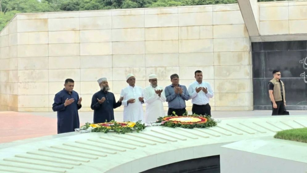 জিয়াউর রহমান ও খালেদা জিয়ার সমাধিতে নবনির্বাচিত রাষ্ট্রপতির শ্রদ্ধা
