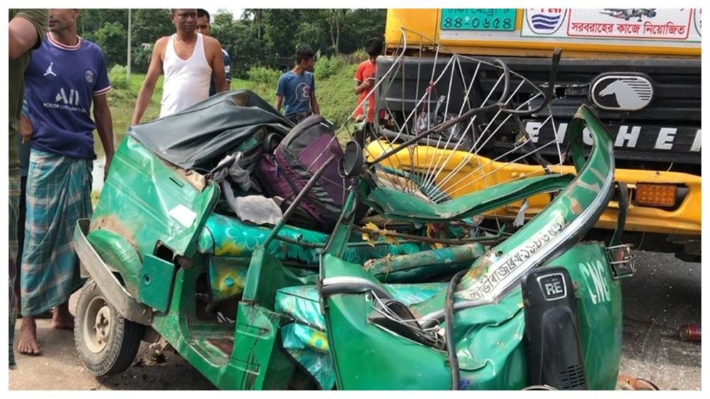 তেলবাহী ট্যাংকারের ধাক্কায় অটোরিকশার ৪ যাত্রী নিহত