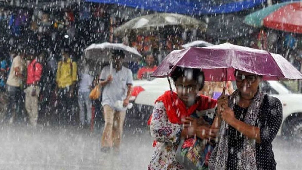 রাজধানীতে গুঁড়ি গুঁড়ি বৃষ্টি, বজ্রবৃষ্টির আভাস