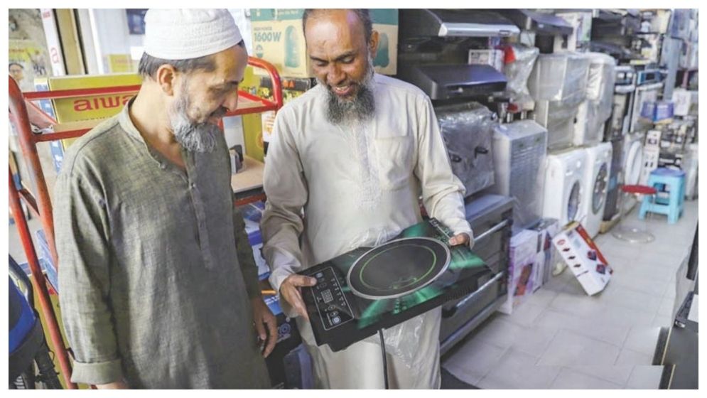 গ্যাস ছেড়ে বৈদ্যুতিক চুলায় ঝুঁকছে মানুষ