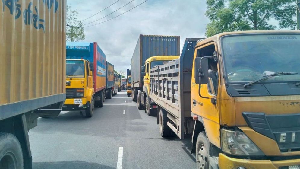 ঢাকা-চট্টগ্রাম মহাসড়কে ৪০ কিলোমিটারজুড়ে তীব্র যানজট