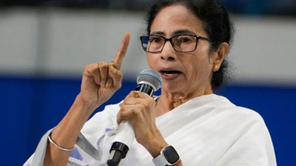 হাইকোর্টের নির্দেশ অমান্যের অভিযোগে মমতার বিরুদ্ধে মামলা