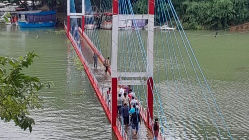 পানিতে ডুবেছে রাঙামাটির ঝুলন্ত সেতু, অনির্দিষ্টকালের জন্য পারাপার বন্ধ