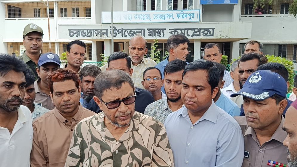 ফরিদপুরে উপজেলা স্বাস্থ্য কমপ্লেক্সে আকস্মিক পরিদর্শনে স্বাস্থ্যমন্ত্রী