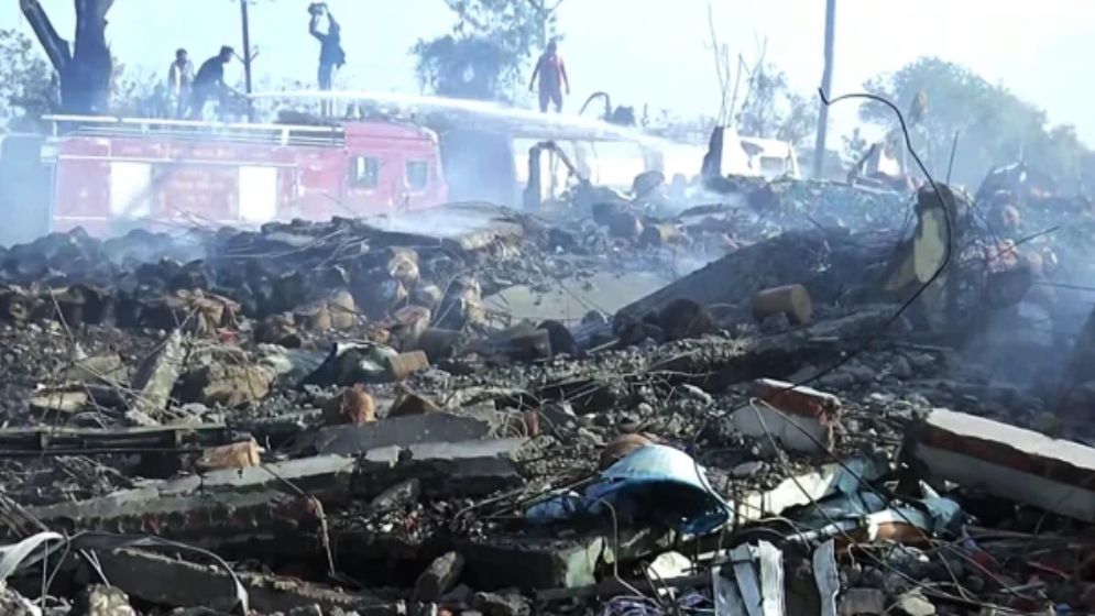 ভারতে বিস্ফোরণে ধসে পড়ল আতশবাজি কারখানা, শিশুসহ নিহত ১১