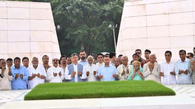 শহীদ জিয়াউর রহমান ও খালেদা জিয়ার সমাধিতে তারেক রহমানের শ্রদ্ধা নিবেদন