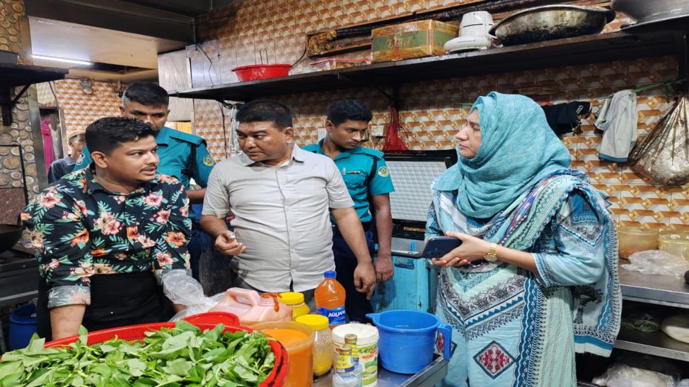 চট্টগ্রামে সিটি রাজবাড়ী রেস্তোরাঁয় তেলাপোকা, ৬ লাখ টাকা জরিমানা