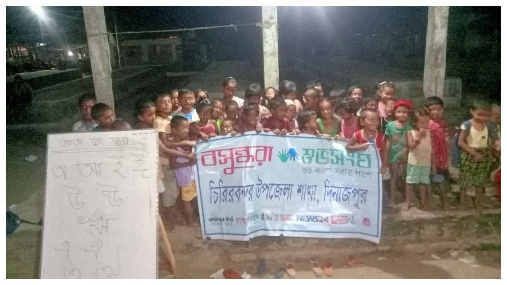 চিরিরবন্দরে নৈশ বিদ্যালয়ে হোয়াইট বোর্ড উপহার দিলো শুভসংঘ