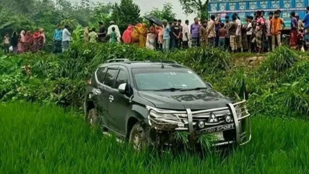 বৃদ্ধাকে বাঁচাতে যেয়ে দুর্ঘটনার কবলে খাদ্য প্রতিমন্ত্রীর গাড়ি