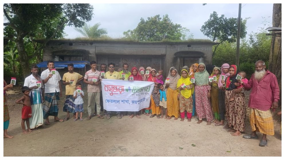 জয়পুরহাটে কৃষক-কিষাণীদের সবজি বীজ দিল বসুন্ধরা শুভসংঘ