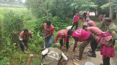 অতিবৃষ্টিতে ক্ষতিগ্রস্ত সড়ক মেরামত করলেন আনসার-ভিডিপি সদস্যরা
