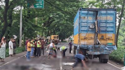 দাঁড়িয়ে থাকা কাভার্ডভ্যানে বাসের ধাক্কা, চালক-হেলপারসহ নিহত ৩