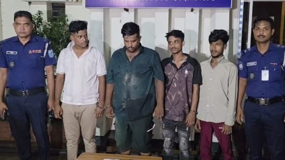 রূপগঞ্জে গুলিভর্তি বিদেশি পিস্তলসহ চার সন্ত্রাসী গ্রেপ্তার