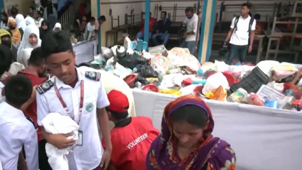 প্লাস্টিক বর্জ্য জমা দিলেই মিলছে নিত্যপণ্য, কামরাঙ্গীরচরে হাজারো মানুষের ঢল