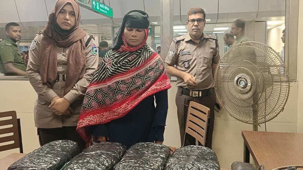 মেট্রোরেলের সচিবালয় স্টেশনে গাঁজাসহ নারী আটক