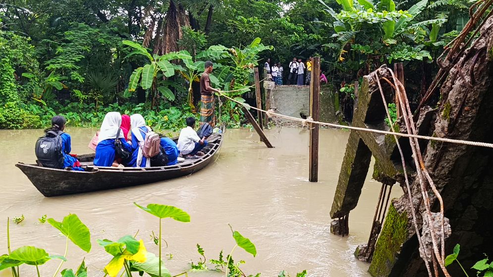 তালতলীতে সেতু ভেঙে যোগাযোগ বিচ্ছিন্ন, দুর্ভোগে হাজারো মানুষ