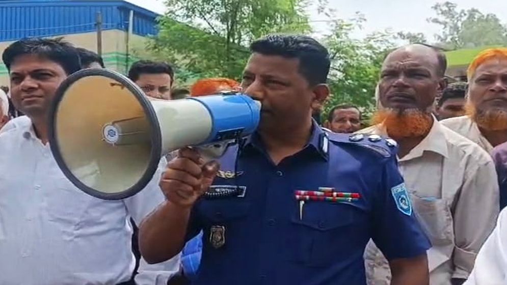 লালমনিরহাটে সারের দাবিতে মহাসড়ক অবরোধ