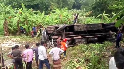 মহাসড়ক থেকে খাদে বাস, গোপালগঞ্জে নিহত ৩; আহত অন্তত ৩০