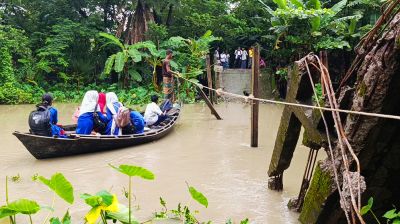 তালতলীতে সেতু ভেঙে যোগাযোগ বিচ্ছিন্ন, দুর্ভোগে হাজারো মানুষ