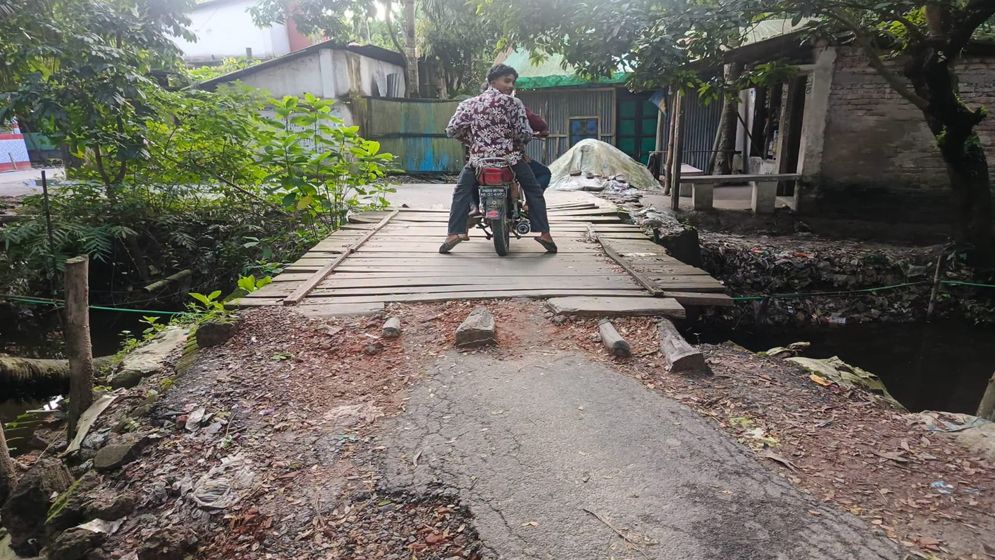 সেতুর অভাবে ঝুঁকিপূর্ণ পারাপার, দুর্ভোগে লক্ষ্মীপুরের হাজারো মানুষ