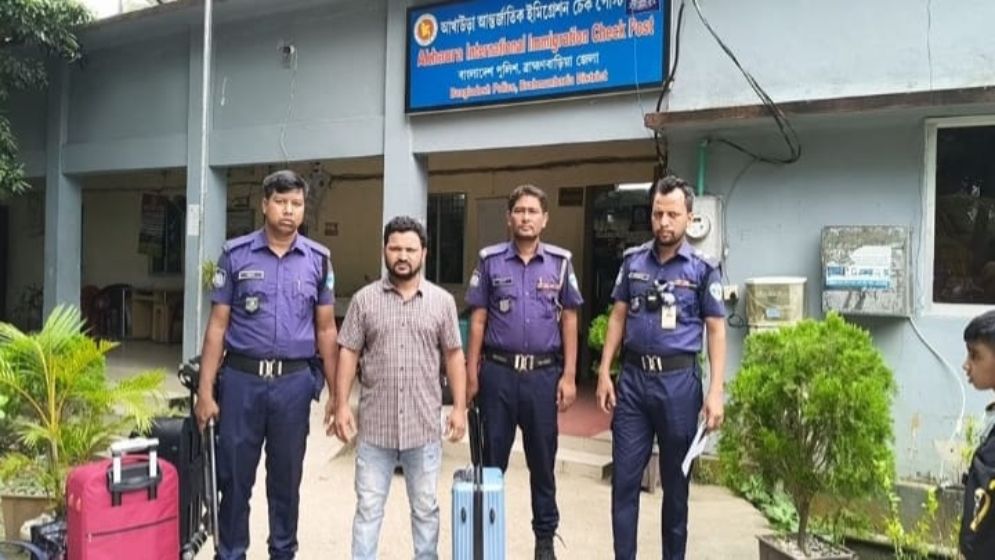 আখাউড়া স্থলবন্দর দিয়ে ভারতে পালানোর সময় হত্যা মামলার আসামি গ্রেপ্তার