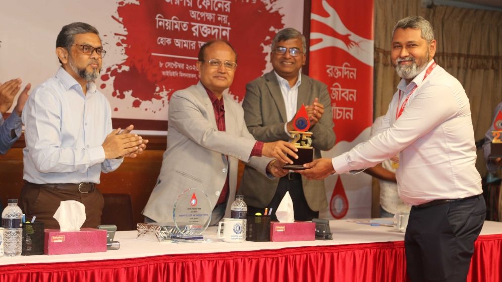 তরুণরাই দেশের রক্তসংকট মেটাতে পারে: ঢাবি উপাচার্য