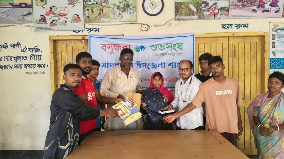 সাদুল্লাপুরে শিক্ষার্থী মৌ আক্তারকে এক বছরের শিক্ষা উপকরণ দিল বসুন্ধরা শুভসংঘ