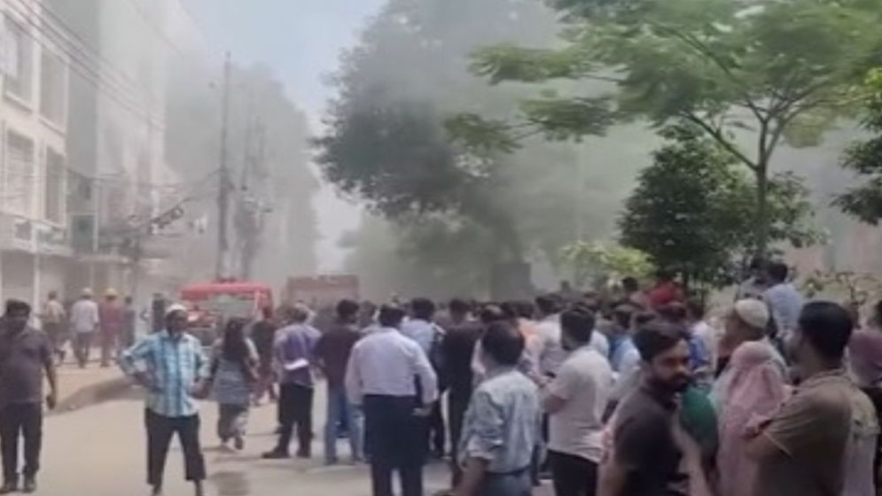 ধানমণ্ডিতে ছয়তলা ভবনে আগুন
