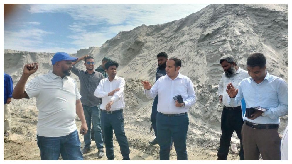 লক্ষ্মীপুরে অবৈধ বালু মজুদে জরিমানা, যন্ত্রাংশ জব্দ