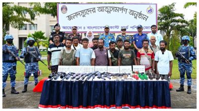 সুন্দরবনে কোস্ট গার্ডের কাছে অস্ত্রসহ ১২ ডাকাতের আত্মসমর্পণ
