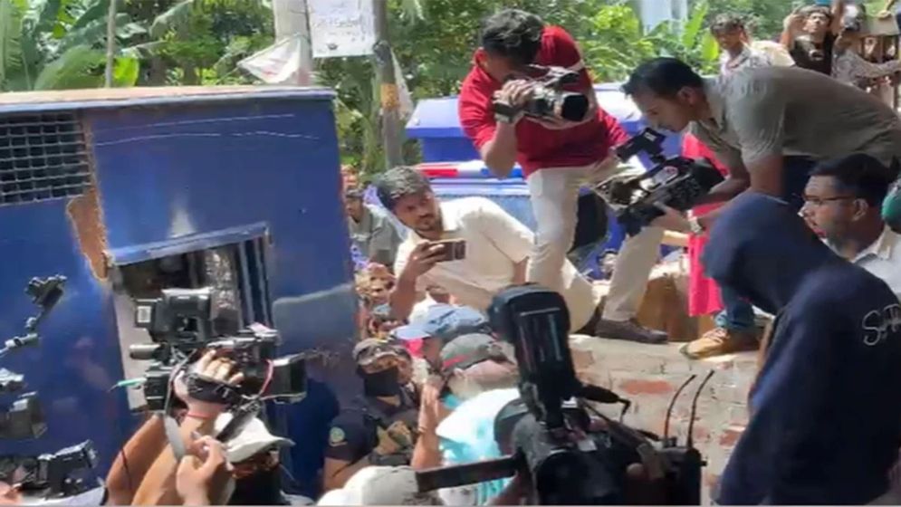 চট্টগ্রামে ৬৩ বিদেশি নাগরিক আটক, বিপুল ইলেকট্রনিক ডিভাইস উদ্ধার