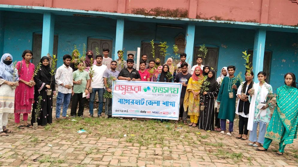 বাগেরহাটে বসুন্ধরা শুভসংঘের উদ্যোগে গাছের চারা বিতরণ