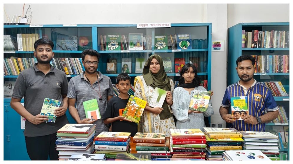 গোবিন্দগঞ্জ পাবলিক লাইব্রেরিতে ১৫০ বই দিল বসুন্ধরা শুভসংঘ