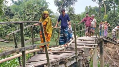 ঠাকুরগাঁওয়ে ঝুঁকি নিয়ে সাঁকো পারাপার শিক্ষার্থী-রোগীদের