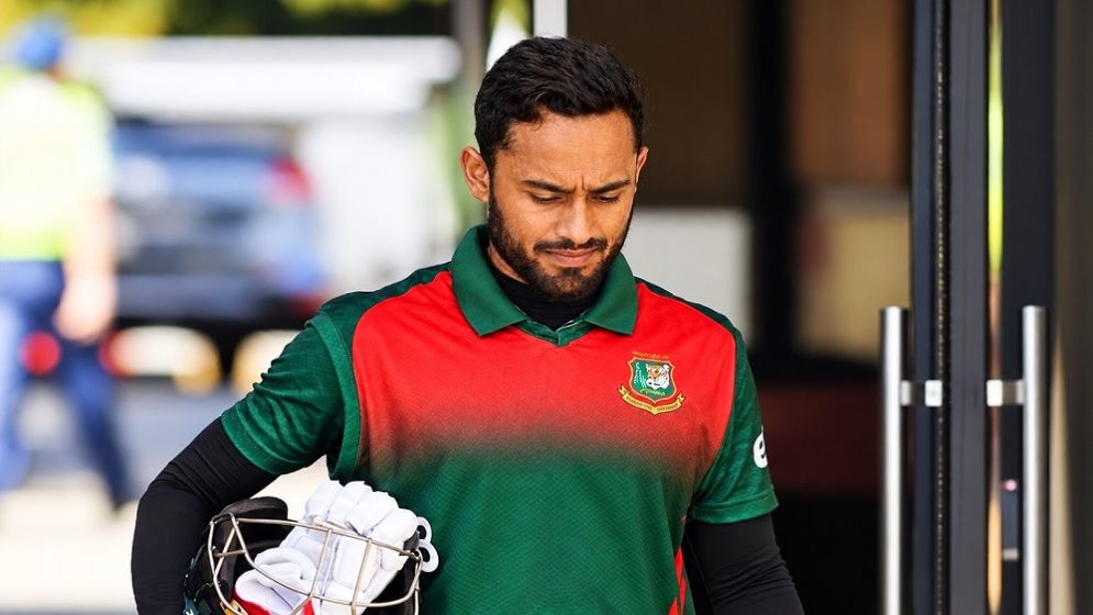দক্ষিণ আফ্রিকায় পর্যটকের ভূমিকায় মিঠুন