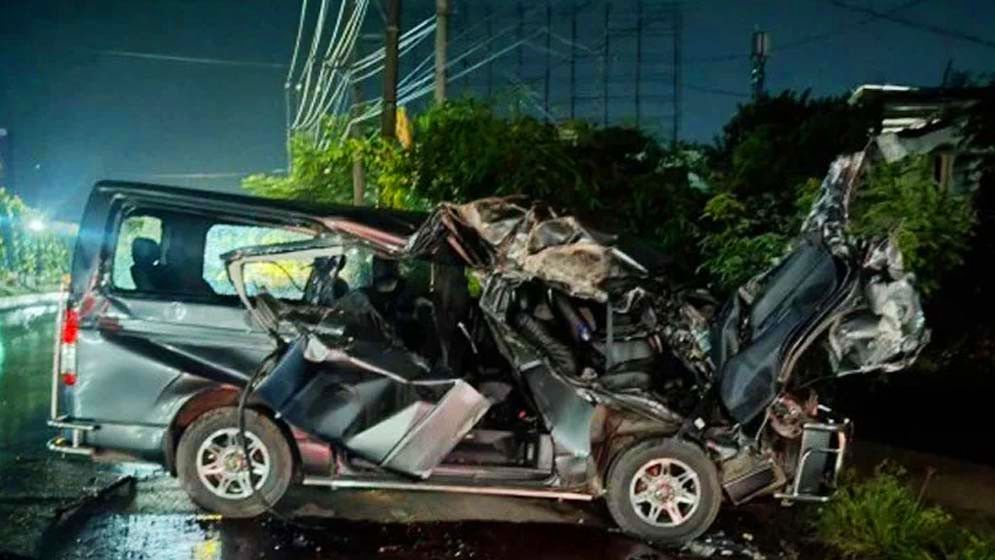চট্টগ্রামে মাইক্রোবাস-কাভার্ড ভ্যানের মুখোমুখি সংঘর্ষ, নিহত ২