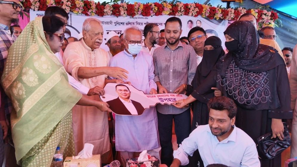 প্রধানমন্ত্রীর উদ্যোগে বাড়ি পেল শহীদ ও অগ্নিসংযোগে ক্ষতিগ্রস্ত ৬ পরিবার
